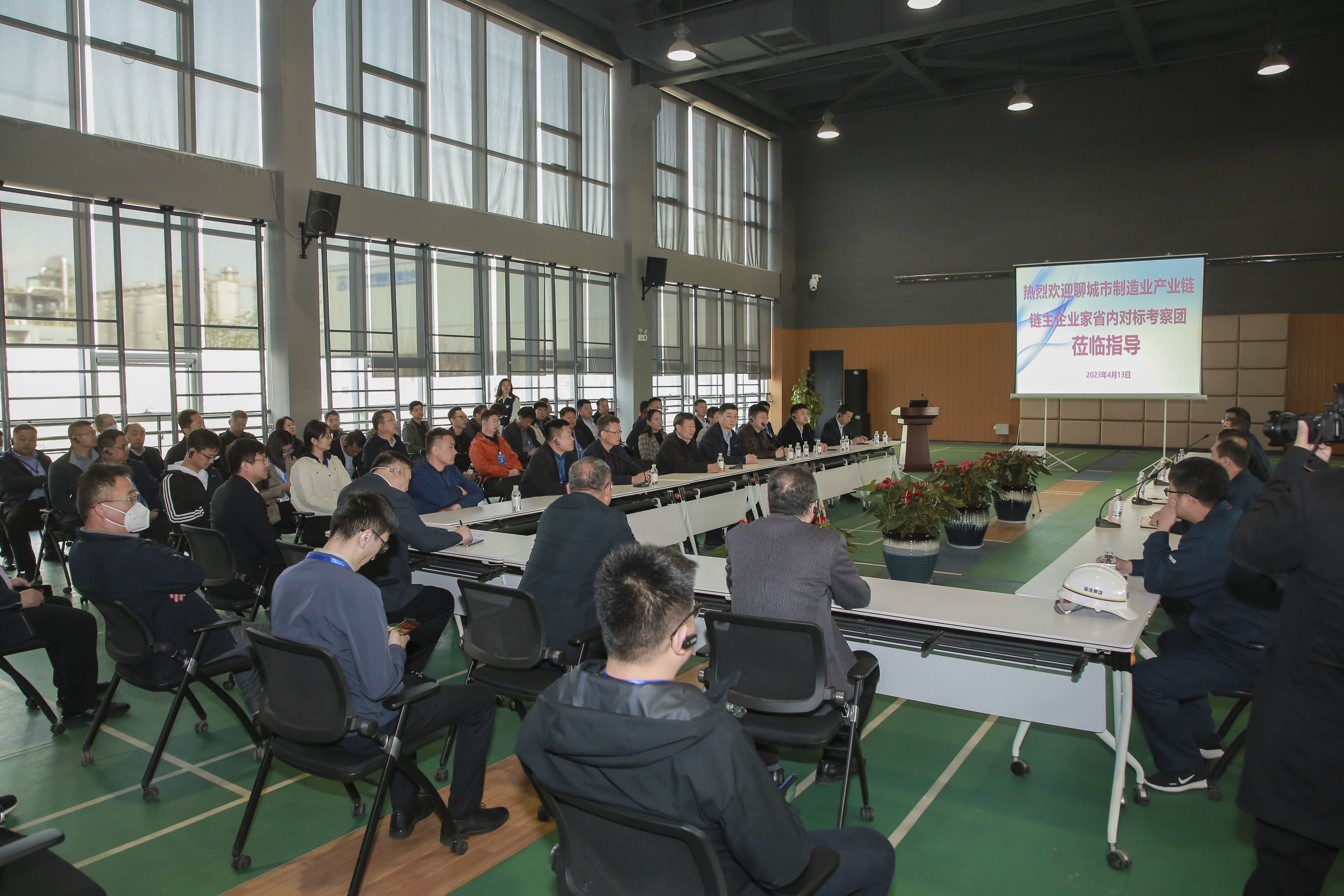 聊城(chéng)工信局到海灣(wan)化學考察交流(liú)